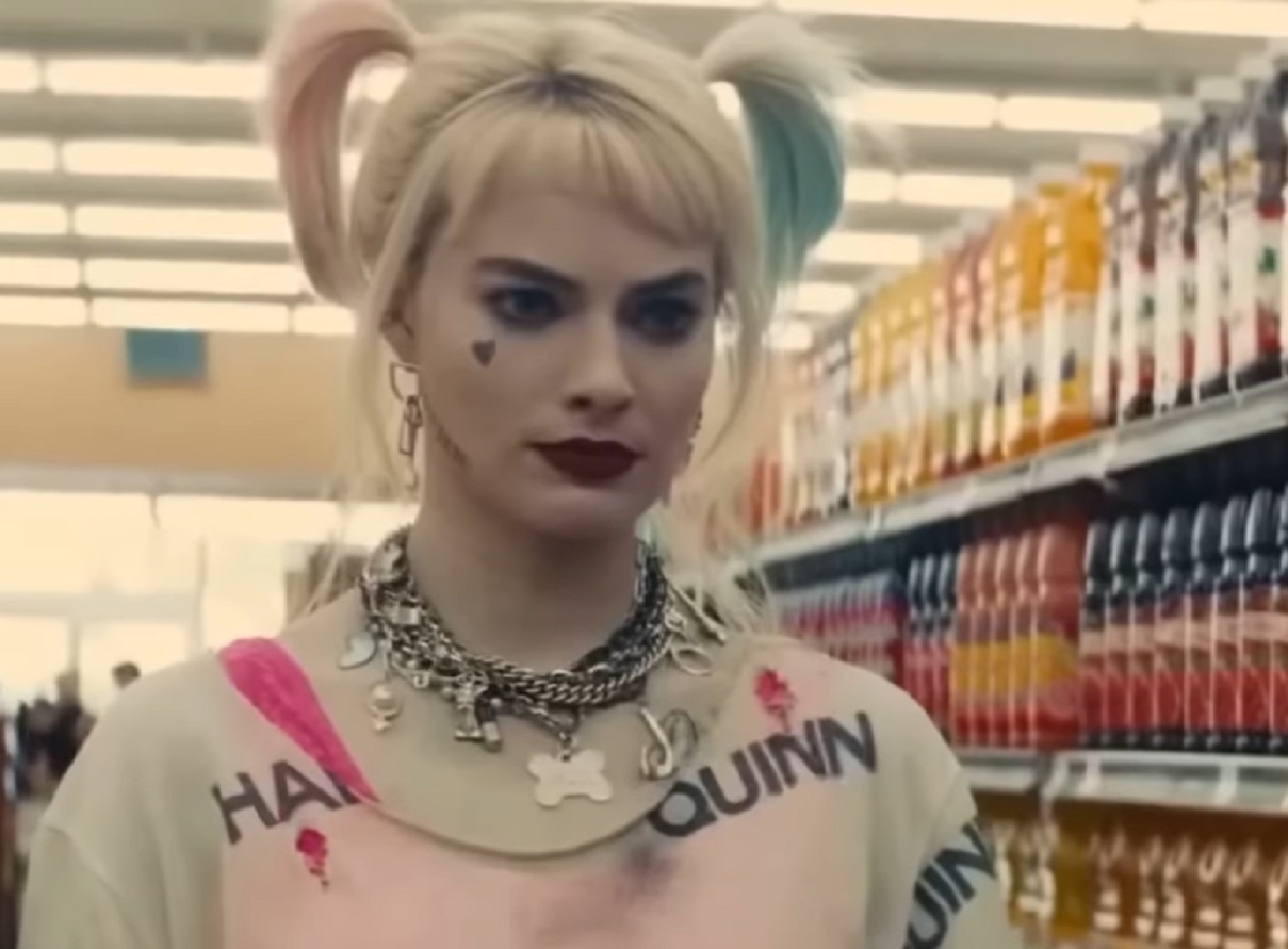 Screenshot: Harley Quinn (Margot Robbie) in supermarket - from The Suicide Squad (2021)
