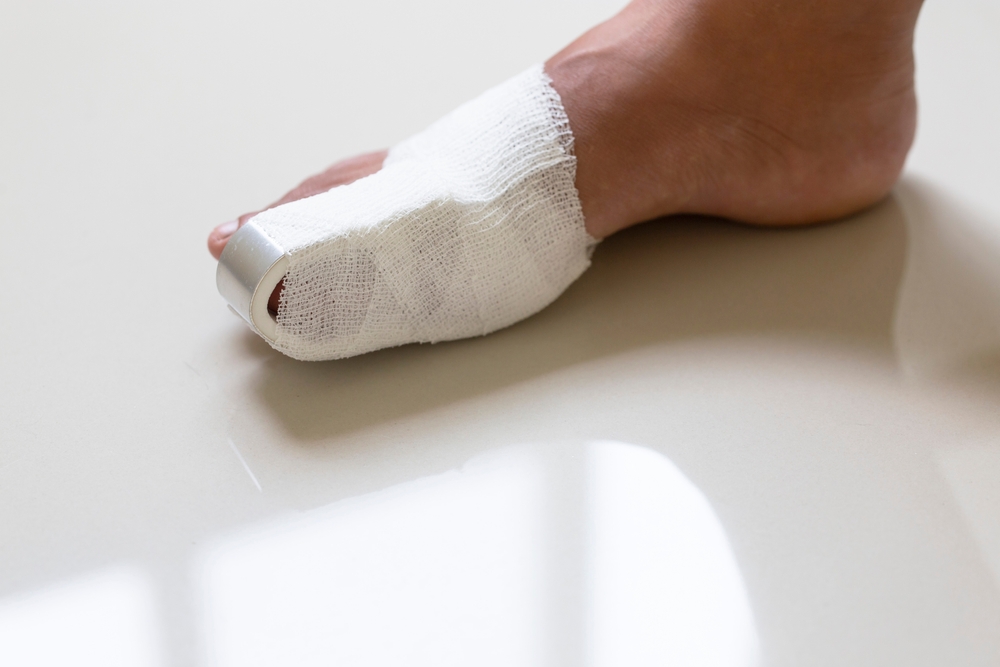 big toe on foot in bandage