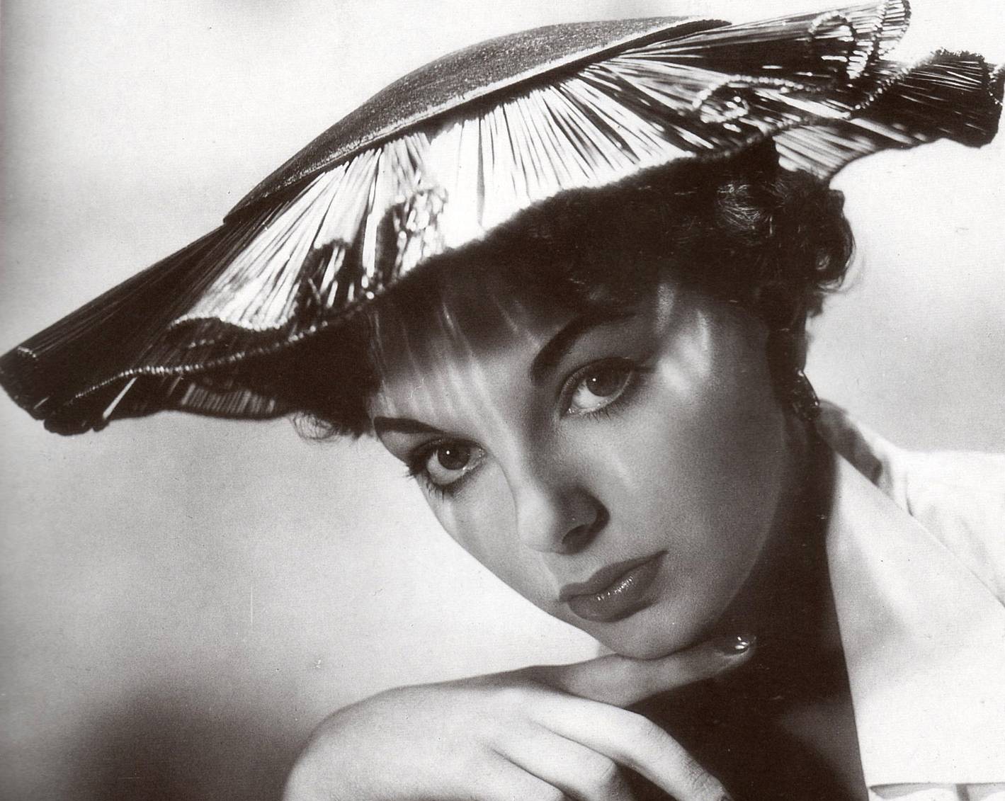 Joan Collins 1952 in white shirt and hat