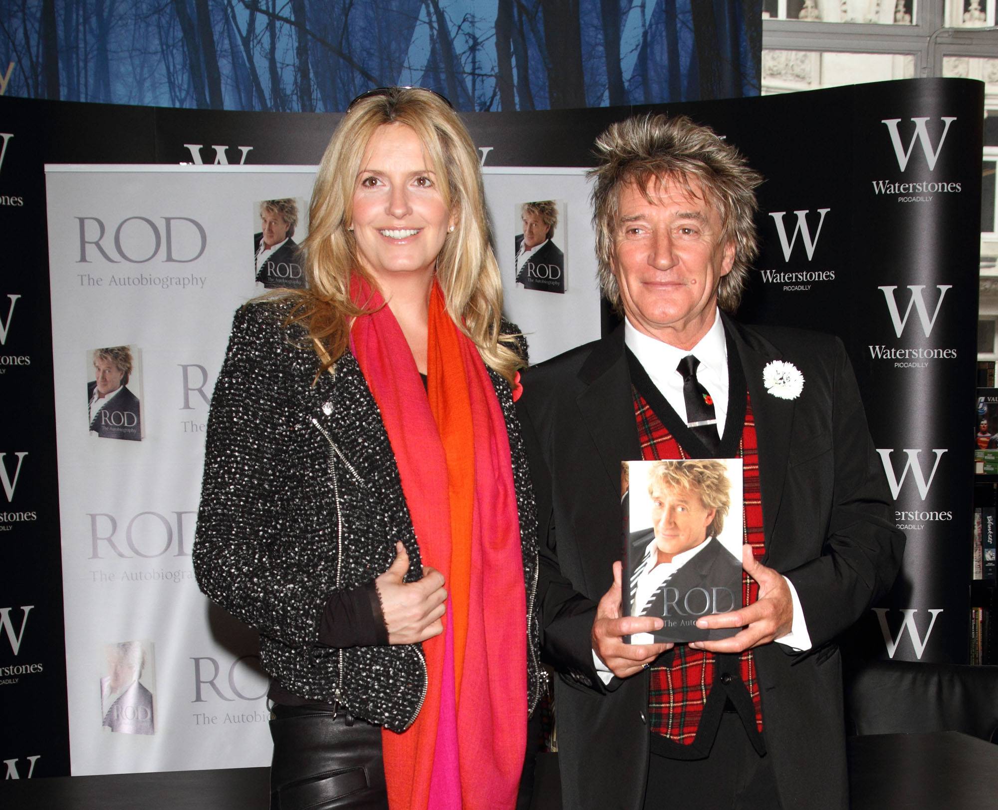 Rod Stewart and Penny Lancaster as Rod signs copies of his book 'Rod: The Autobiography' in casual black and red wear