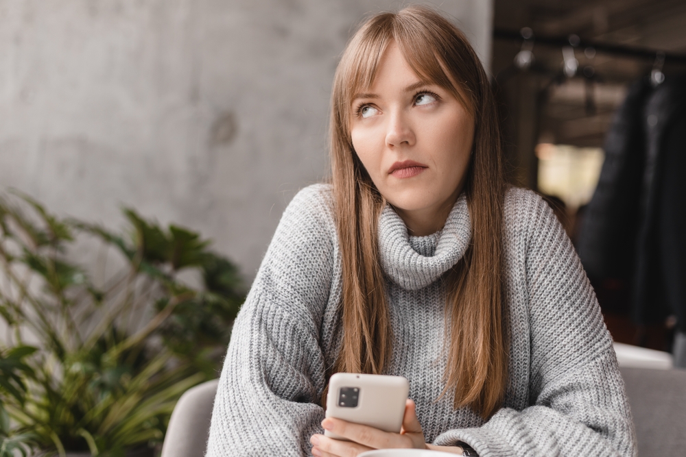 Shocked annoyed woman on a date sitting on a chair in café
