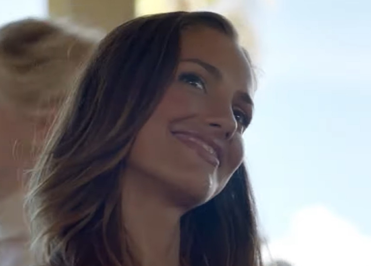 Screenshot: Minka Kelly with long hair is smiling - from Charlie's Angels (2011 TV series)