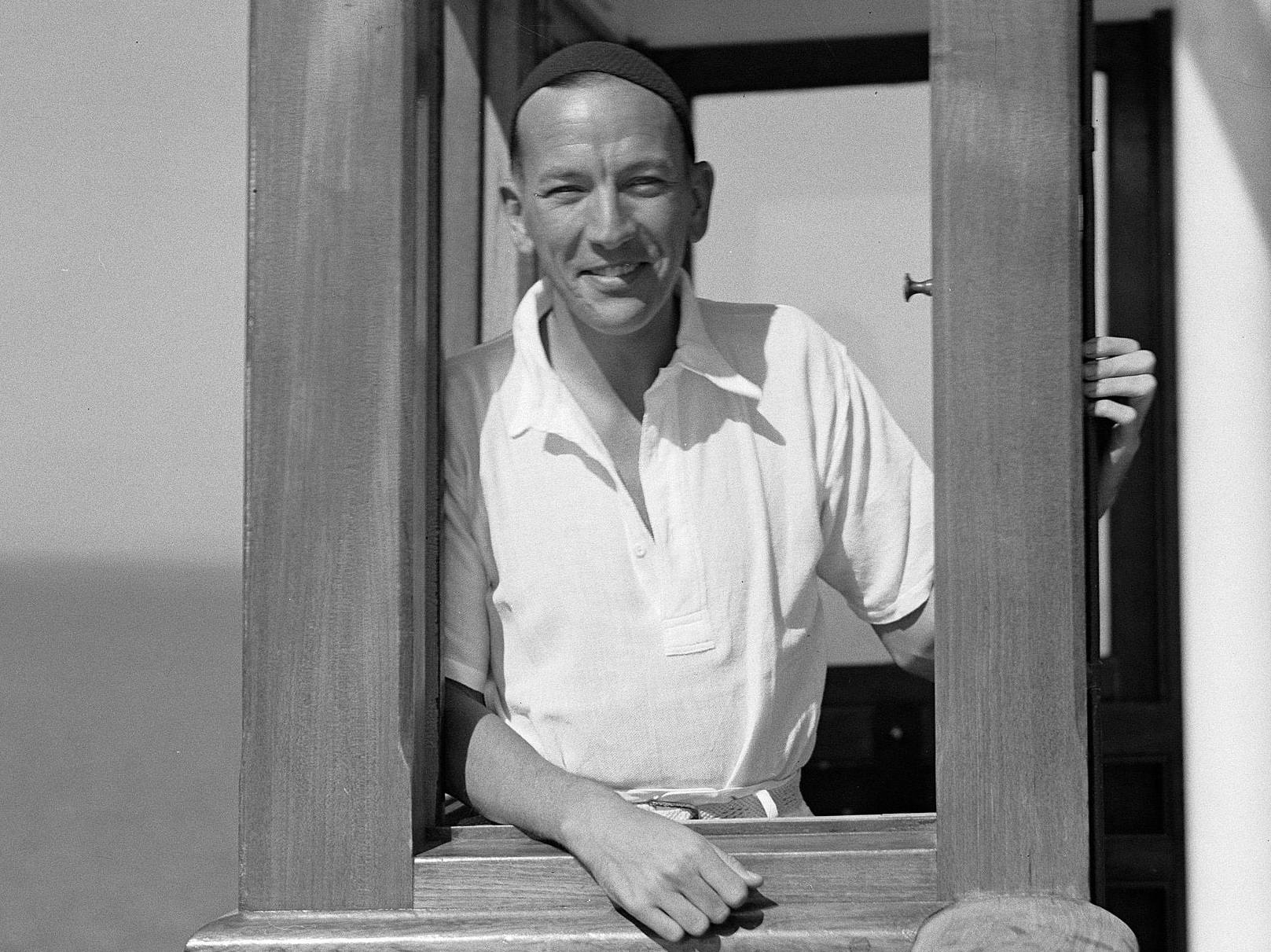 B&W photo of Noel Coward looking at front and smiling - 1935