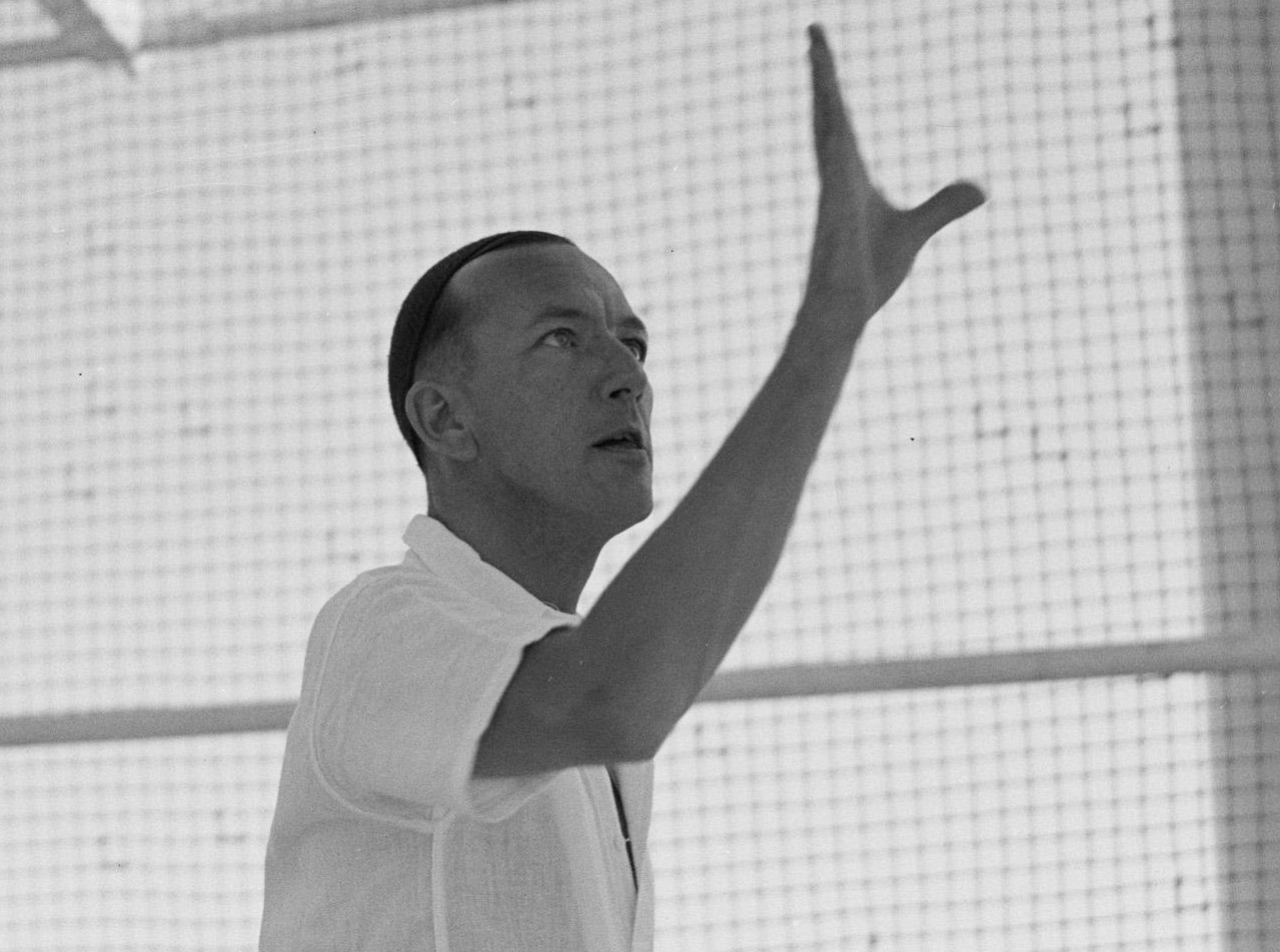 B&W photo of Noel Coward wearing white shirt and looking at side - 1935