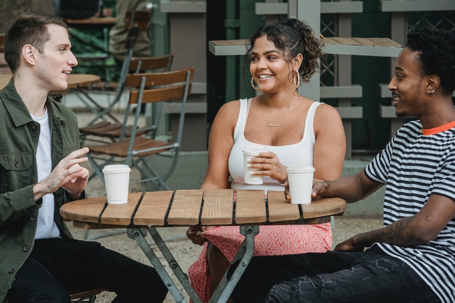 Young teenagers are drinking coffee and chatting.