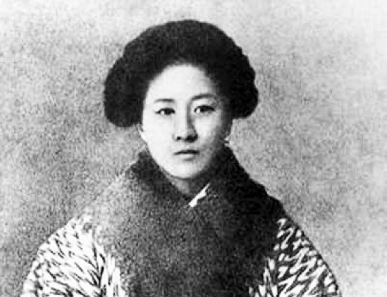 B&W photo of Qiu Jin looking at side - between 1900 and 1907