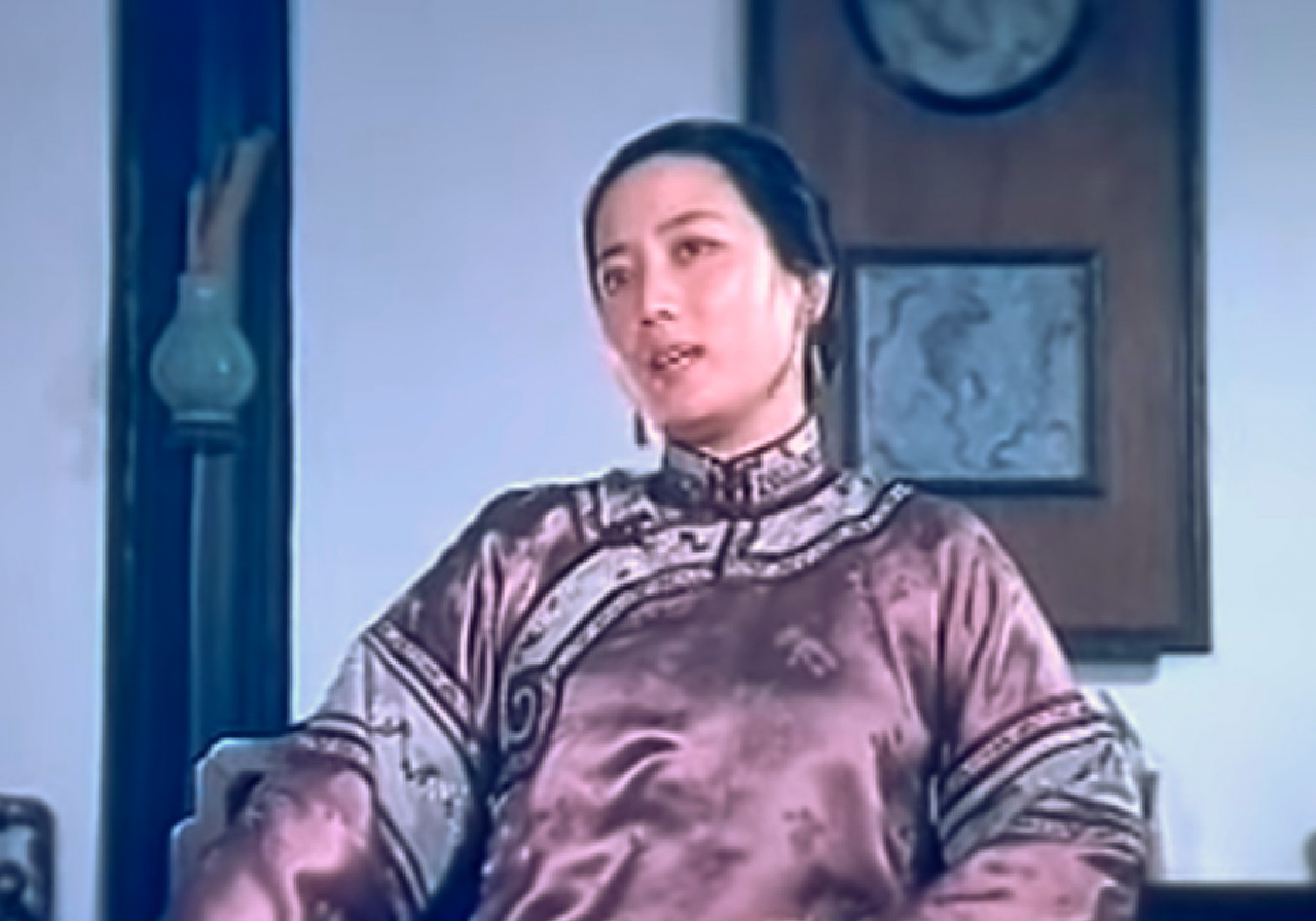 Screenshot: Qiu Jin (Xiuming Li) seating and looking at side - from Qiu Jin (1983)
