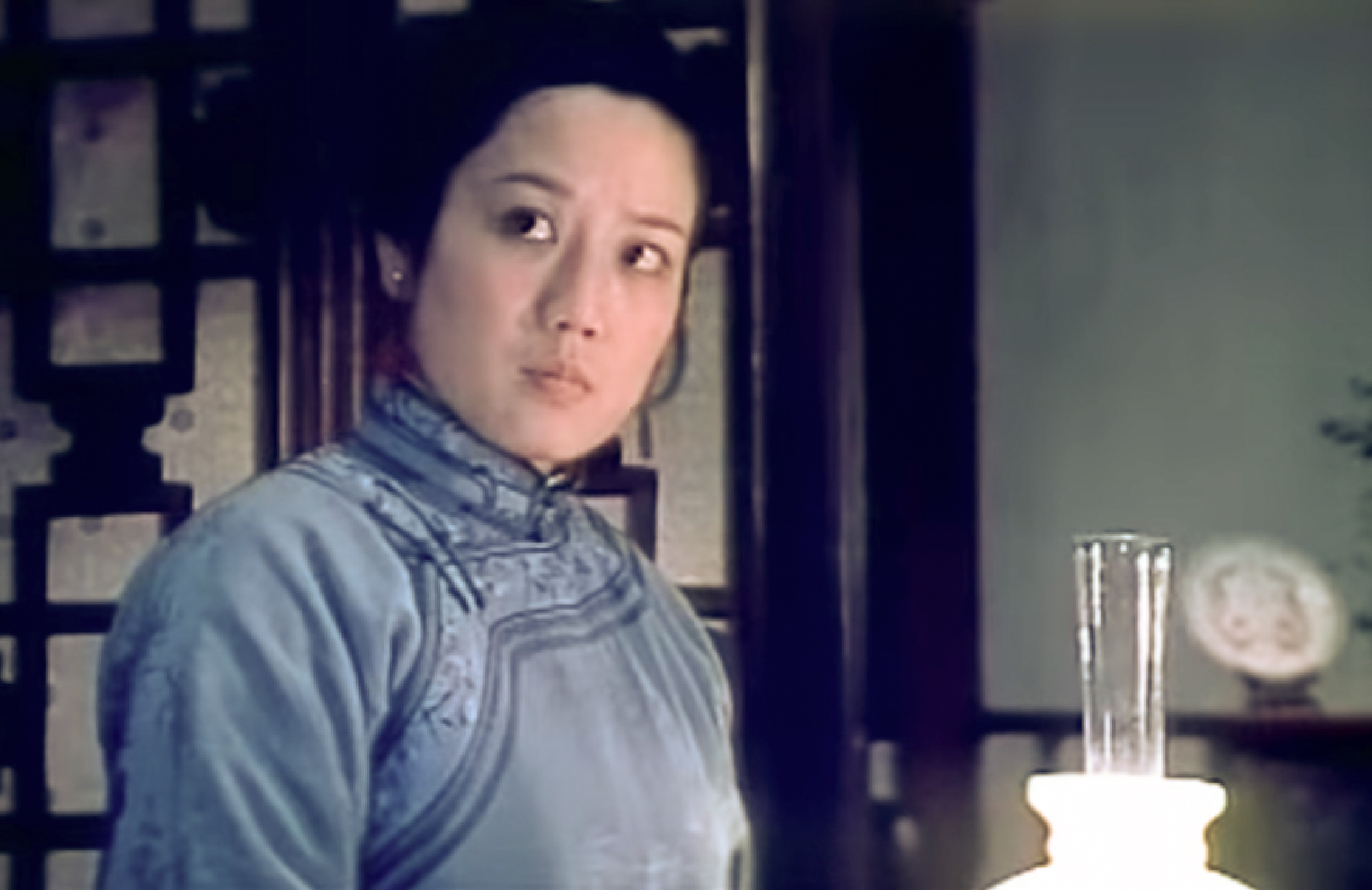 Screanshot: Qiu Jin (Xiuming Li) is standing in room and looking at side - from Qiu Jin (1983)