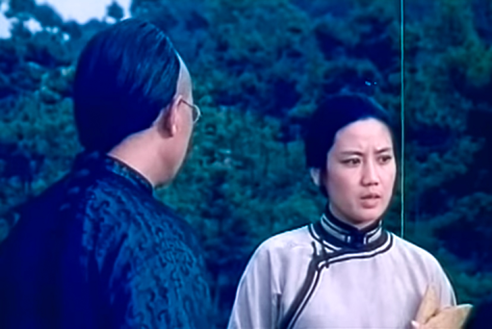 Screenshot: Qiu Jin (Xiuming Li) is looking at side and talking to other person outside - from Qiu Jin (1983)