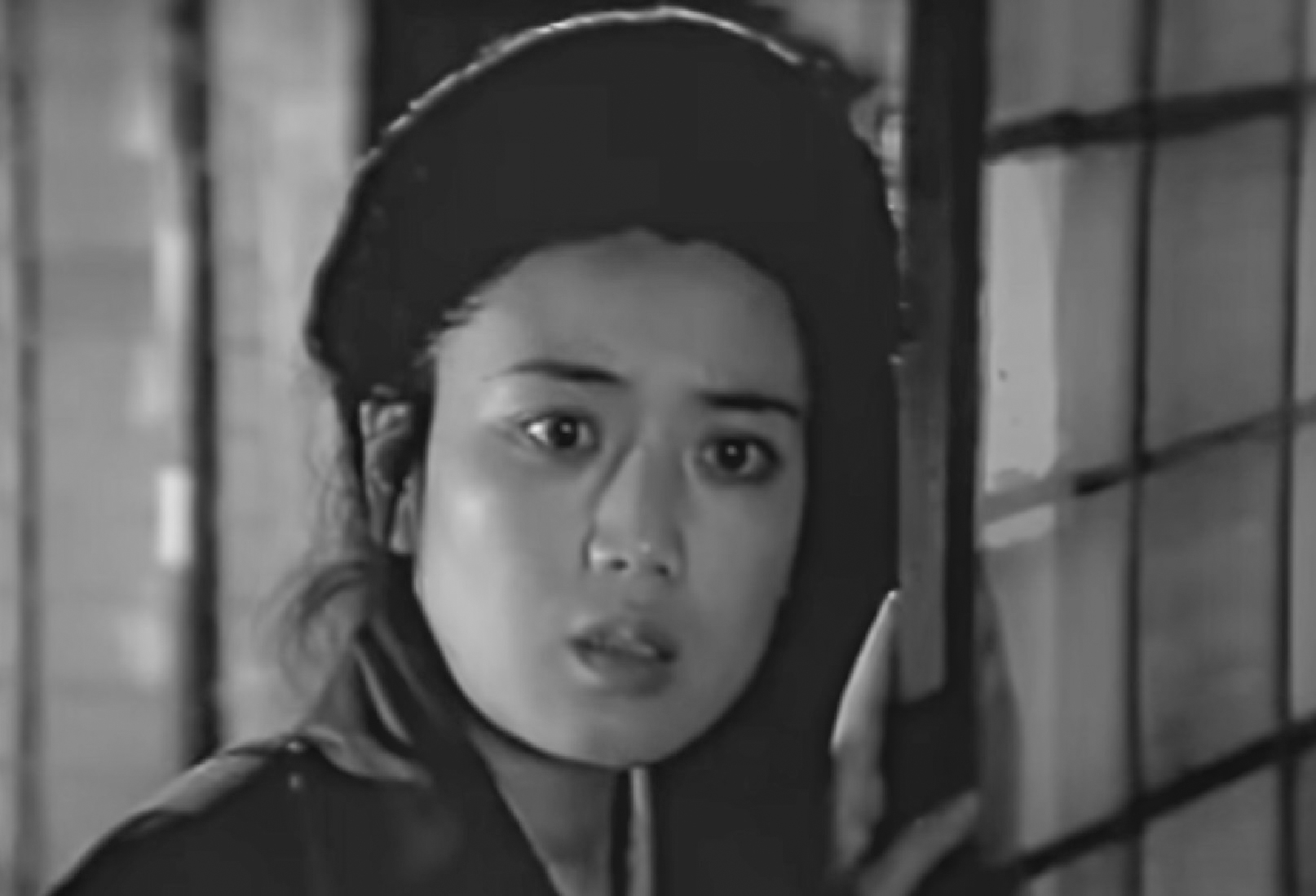 Qiu Jin (Xiuming Li) looking at side from window - from Qiu Jin (1983)