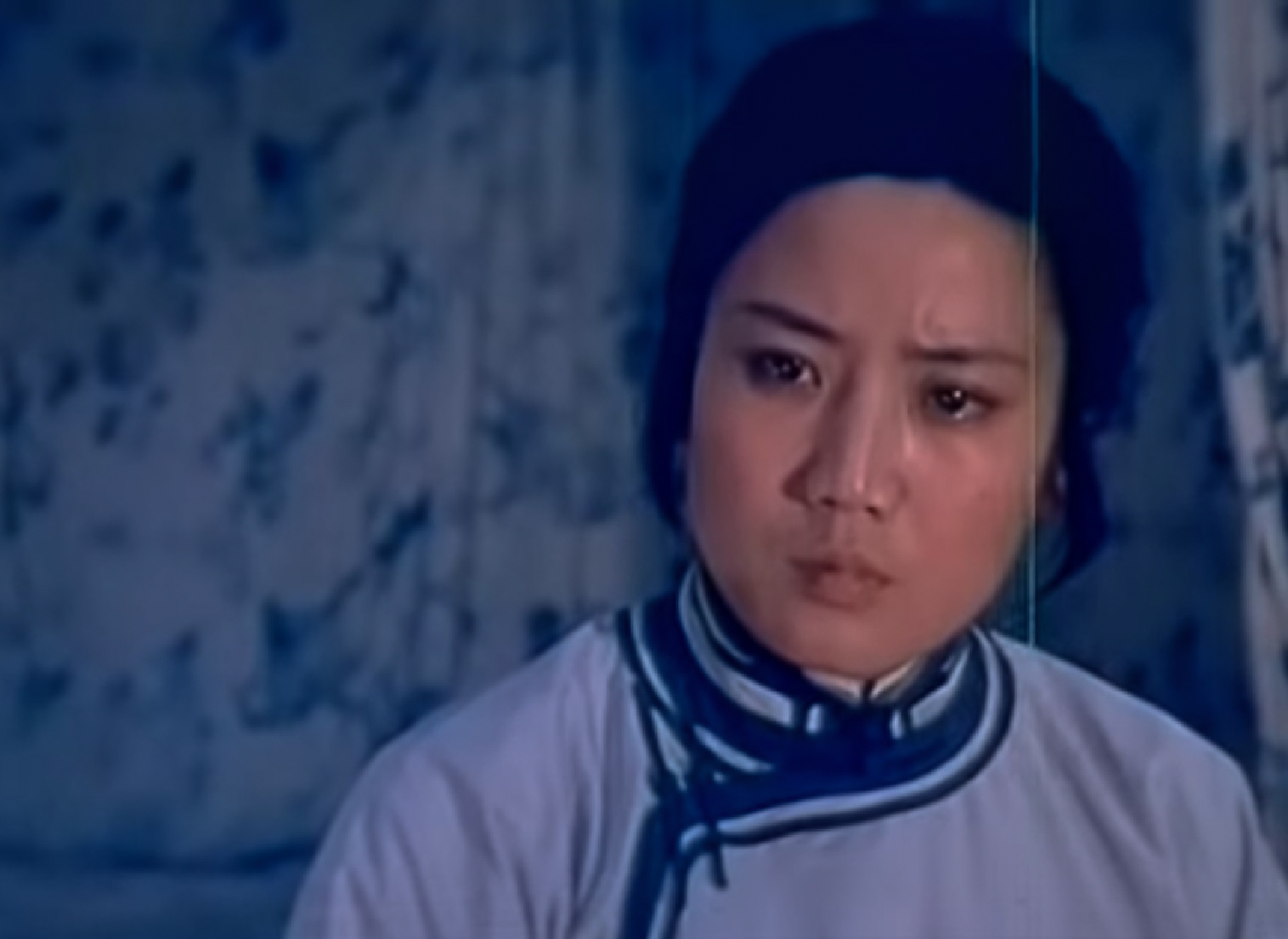 Screenshot: Qiu Jin (Xiuming Li) is looking at side with upset face - from Qiu Jin (1983)