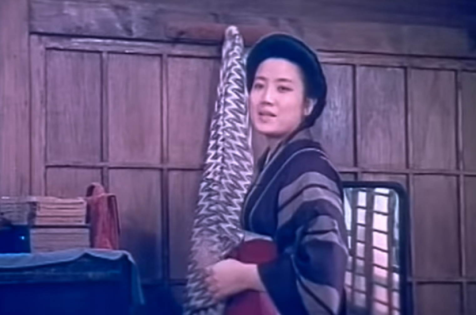Screenshot: Qiu Jin (Xiuming Li) is looking at side with happy face - from Qiu Jin (1983)