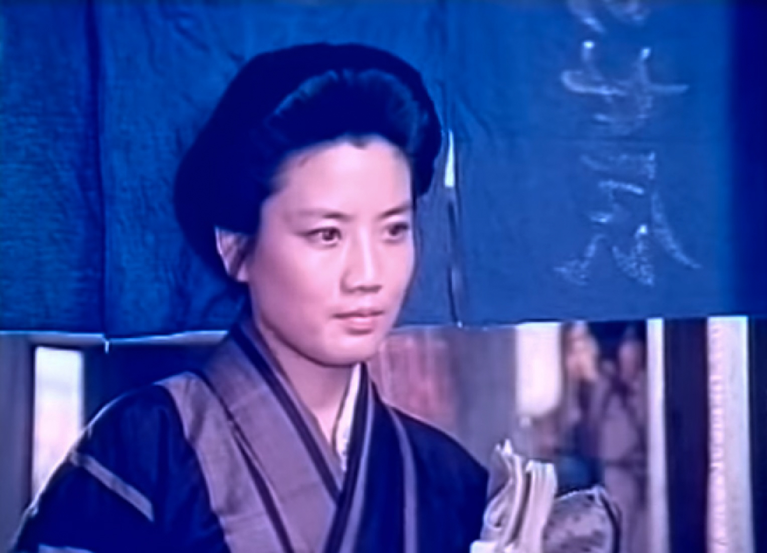 Screenshot: Qiu Jin (Xiuming Li) is looking at side - from Qiu Jin (1983)