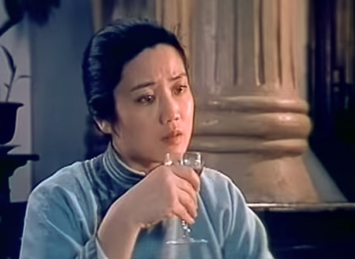 Screanshot: Qiu Jin (Xiuming Li) is looking at side and drinking a wine - from Qiu Jin (1983)