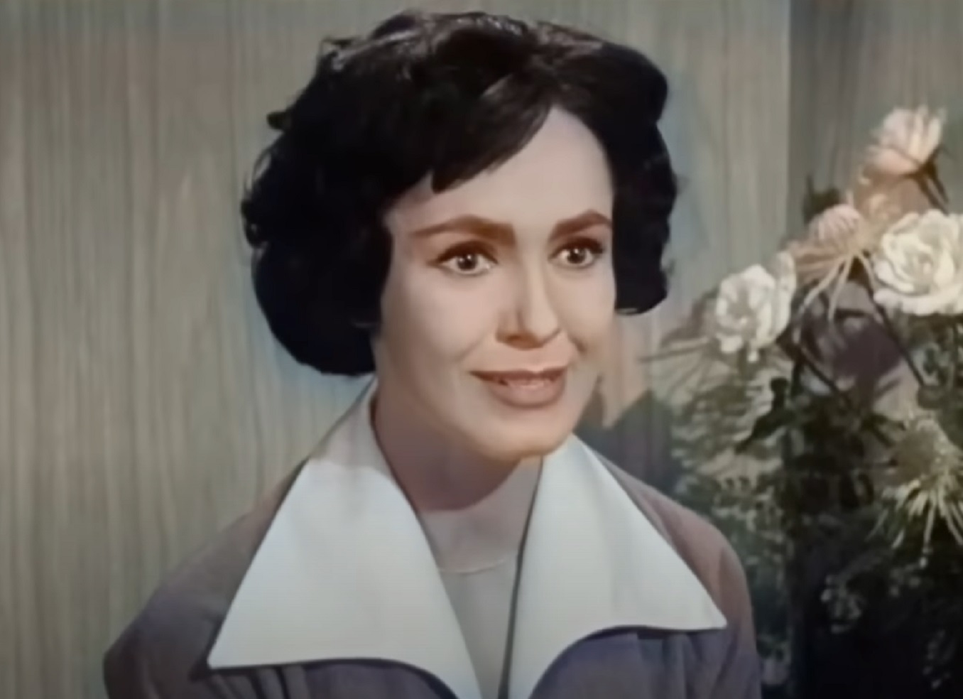 Screenshot: Susan Cabot is looking at side and smiling - from The Wasp Woman (1959).