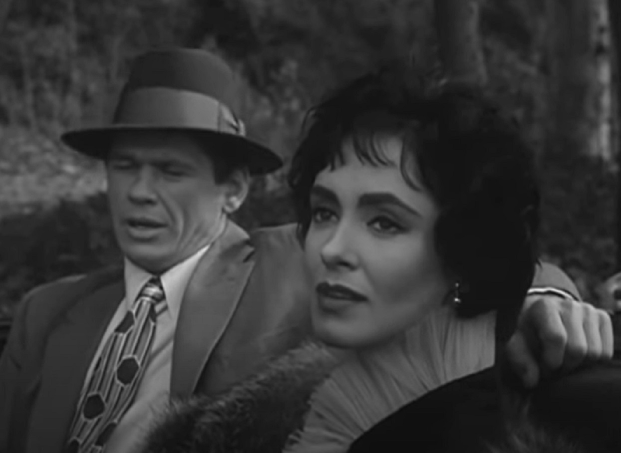 Screenshot: Susan Cabot is seating in car next to Charles Bronson - from Machine-Gun Kelly (1958)