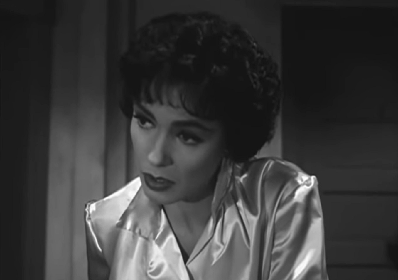 Screenshot: Susan Cabot wearing white shirt is looking at side - from Machine-Gun Kelly (1958).