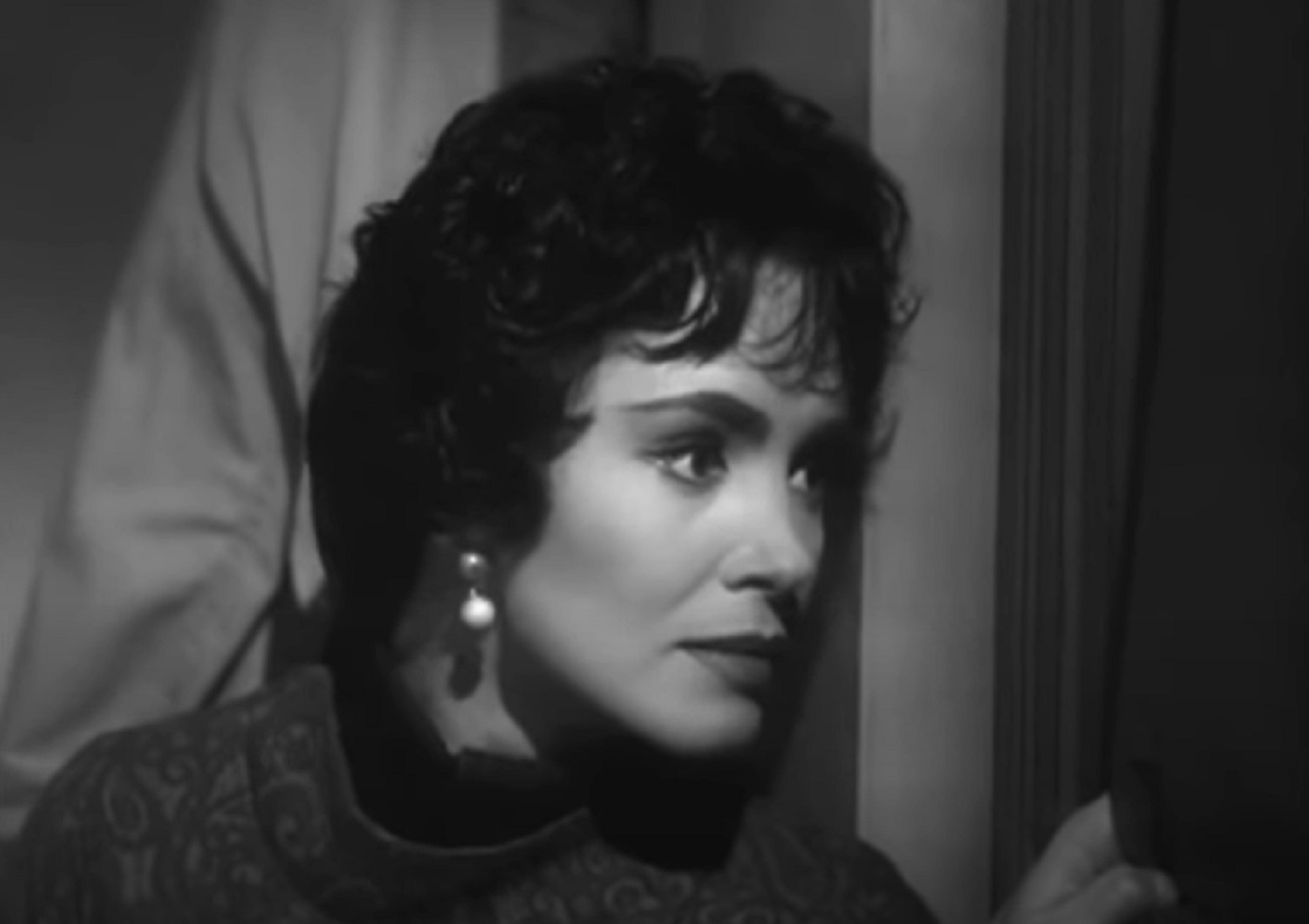 Screenshot: Susan Cabot is looking thru the window - from Machine-Gun Kelly (1958).