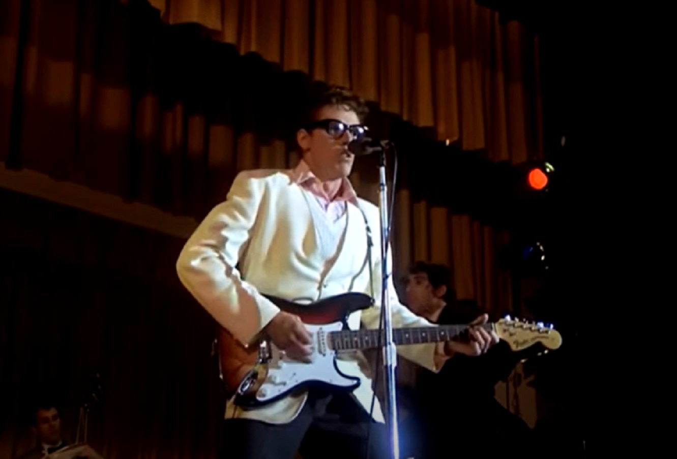 Screenshot: Buddy Holly is performing live on stage on his guitar - from The Buddy Holly Story (1978)
