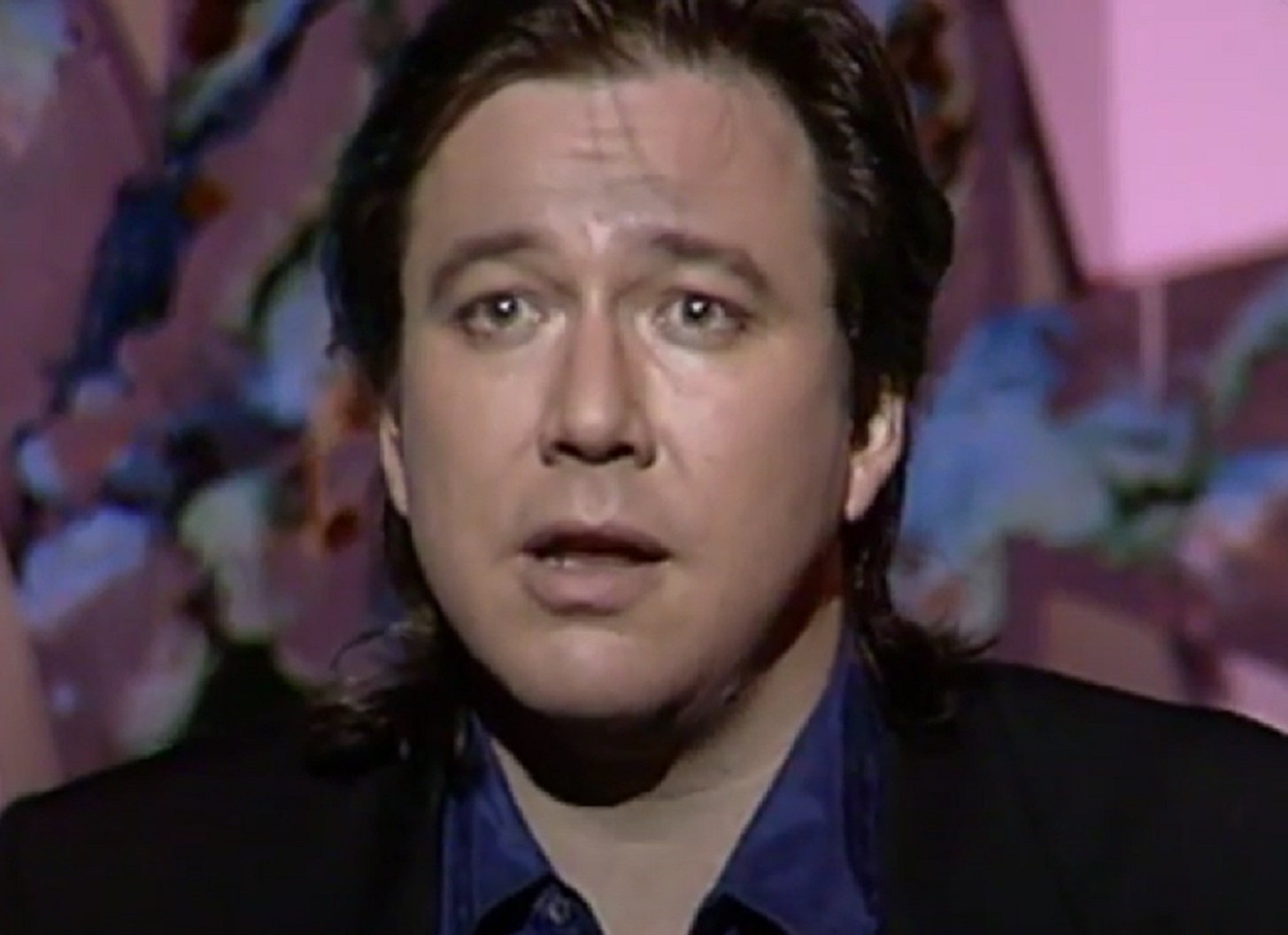 Screenshot: Bill Hicks is looking sad on stage - from American- The Bill Hicks Story (2009)