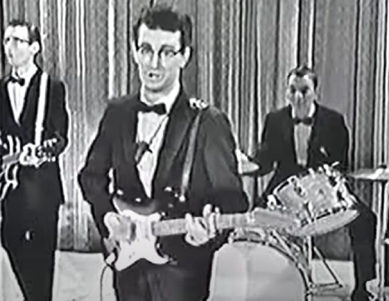 Screenshot: Buddy Holly is playing on stage with his band - from The Real Buddy Holly Story (1985)