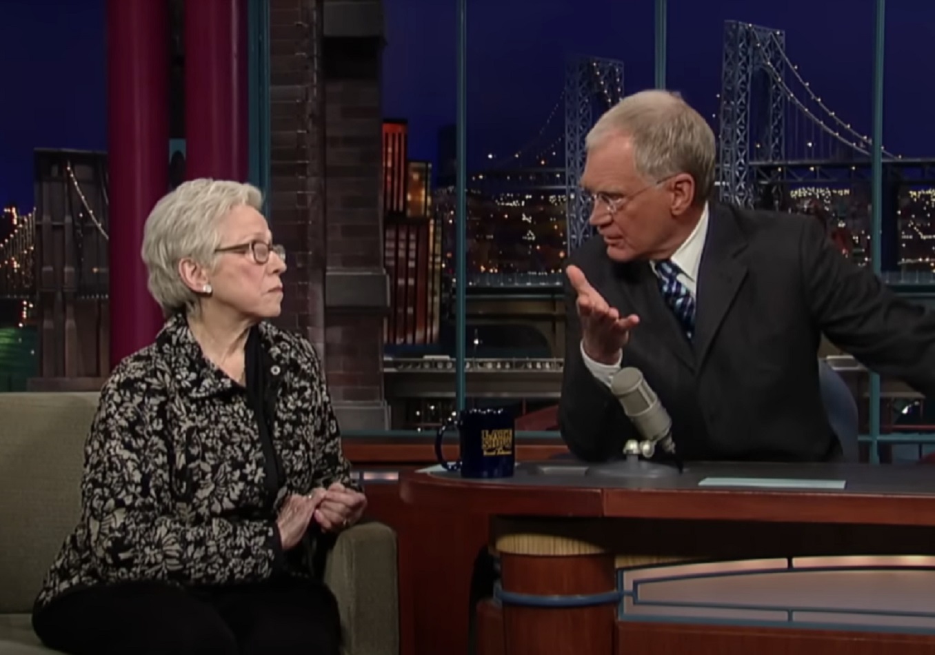 David apologizes to Mary Hicks for his decision to remove Bill's appearance from a 1993 show.