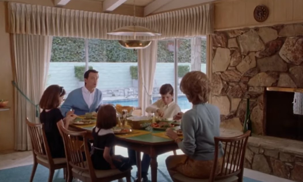 Greg Kinnear  as  Bob Crane and his family sitting at a table