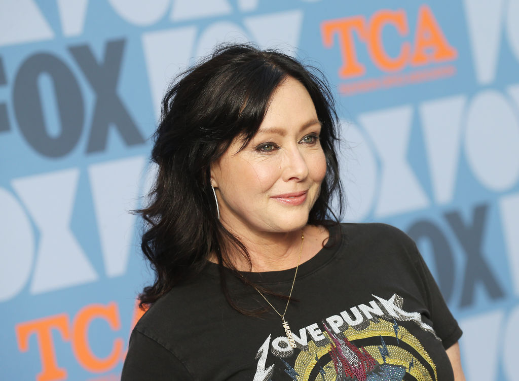 Shannen Doherty in black t-shirt looking at right