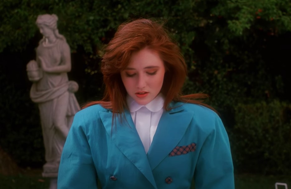 Shannen Doherty  in Heathers wearing mint green jacket
