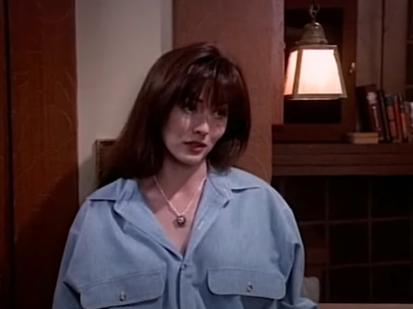 shannen doherty as Brenda Walsh in blue shirt and necklace