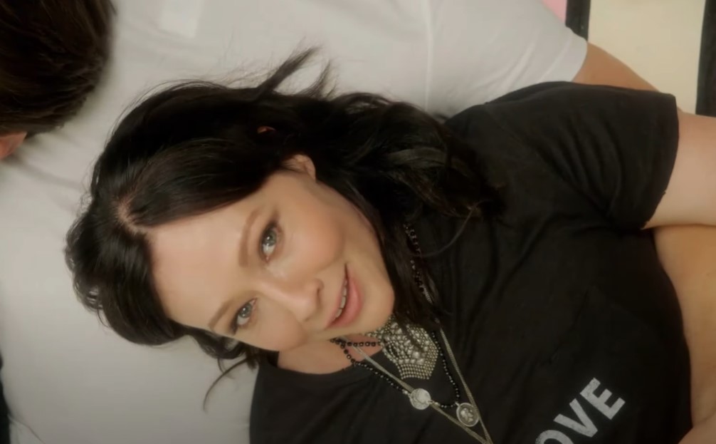 90210 reboot 2019 shannen doherty in black top