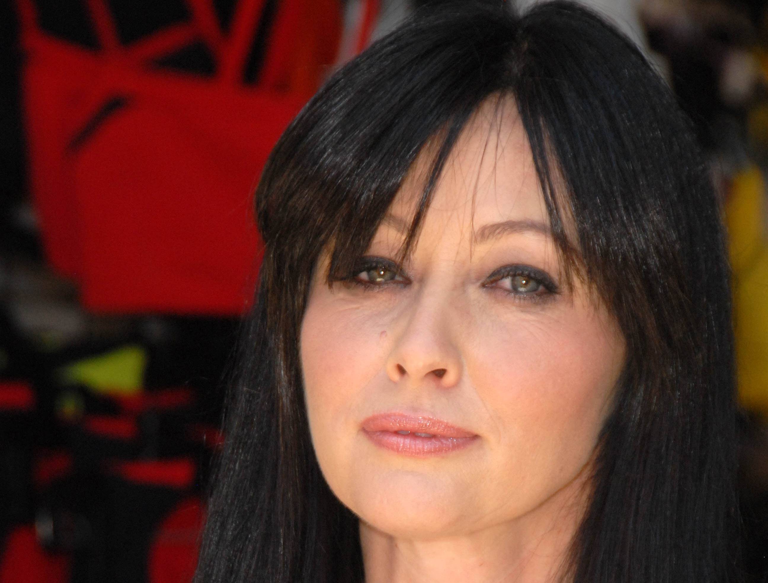 Shannen Doherty celebrates the Grand Opening of Bravada Women's Athletica, Los Angeles, CA in gray shirt