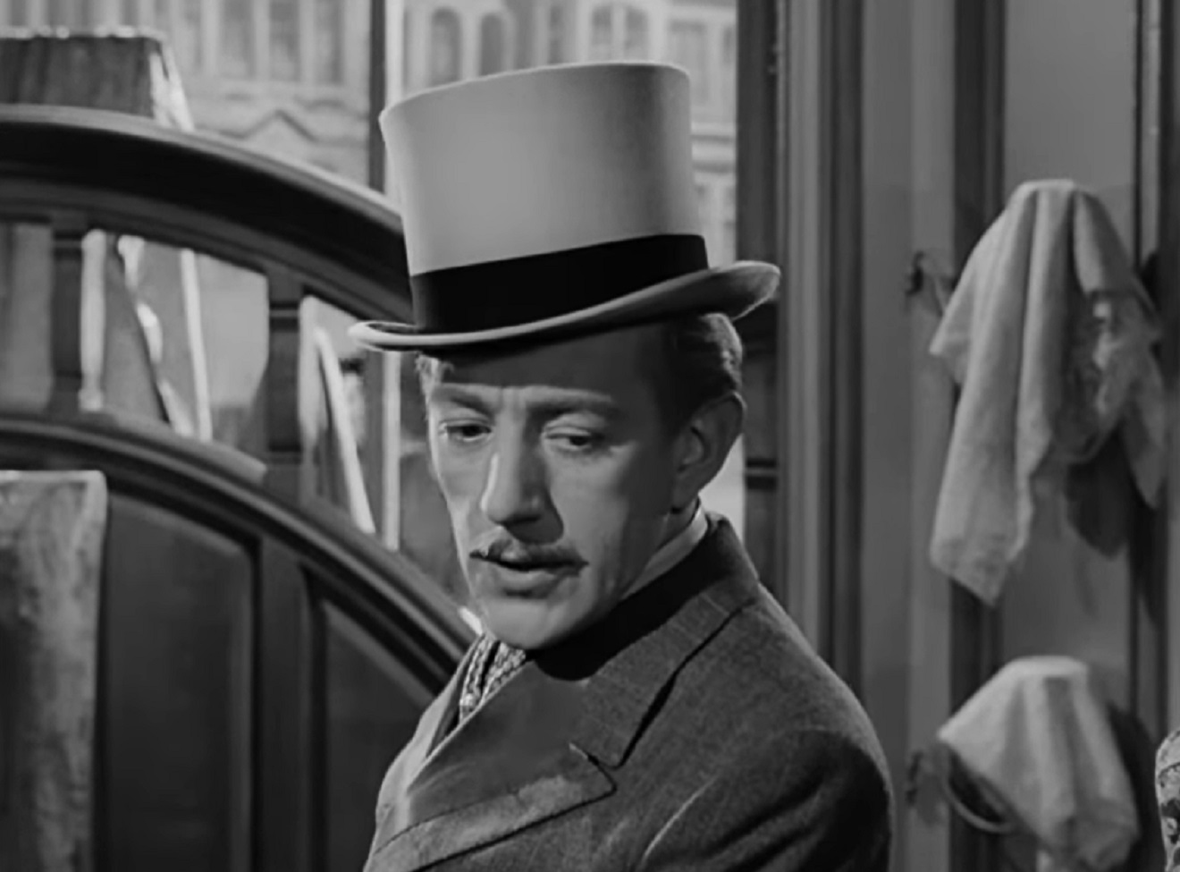 Screenshot of Alec Guinness wearing suit and cylinder hat - from Kind Hearts And Coronets (1949)
