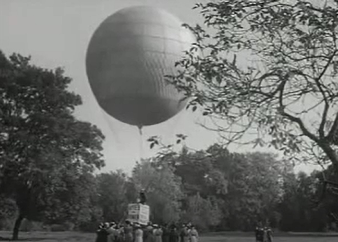 Screenshot of Hot Air Balloon scene - from Kind Hearts And Coronets (1949)