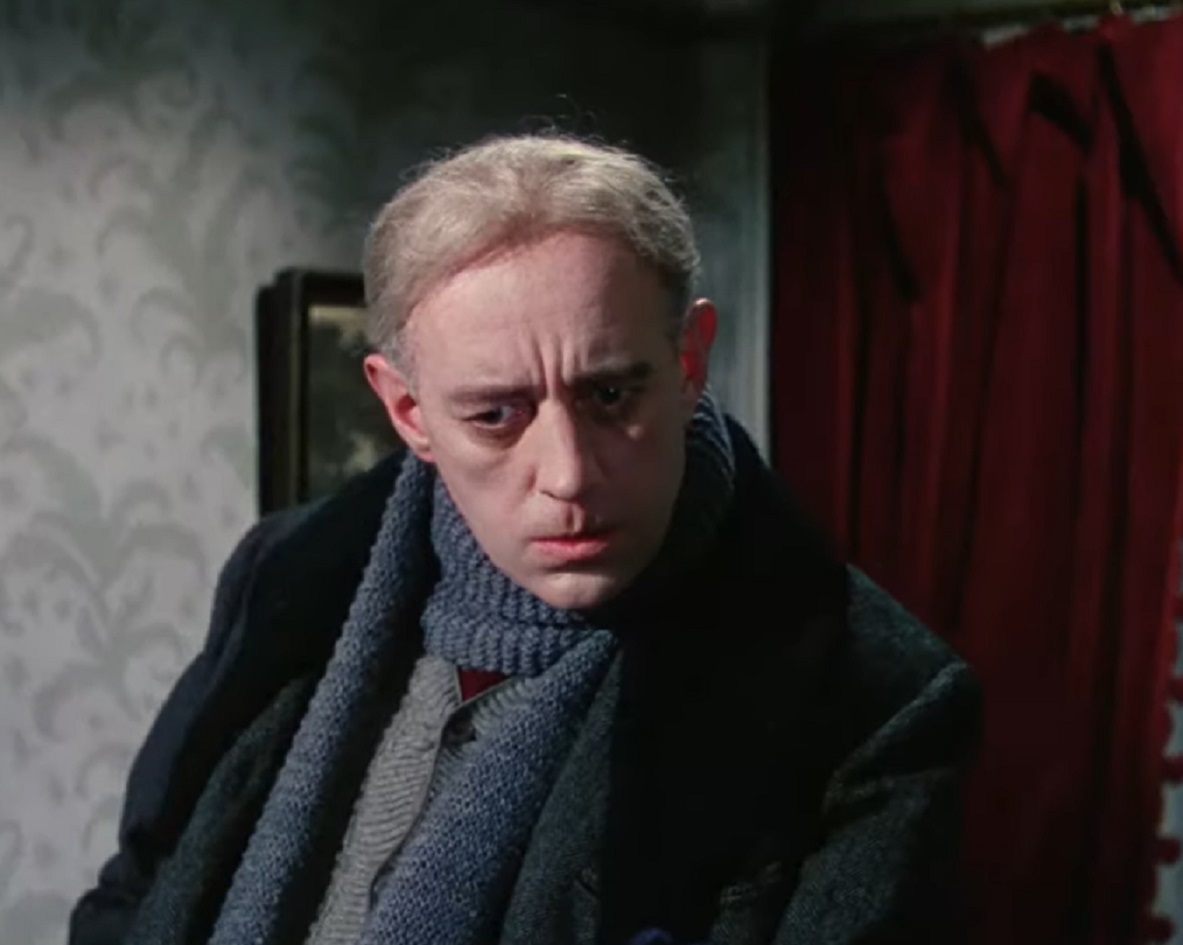 Screenshot of Alec Guinness looking down - from The Ladykillers (1955)