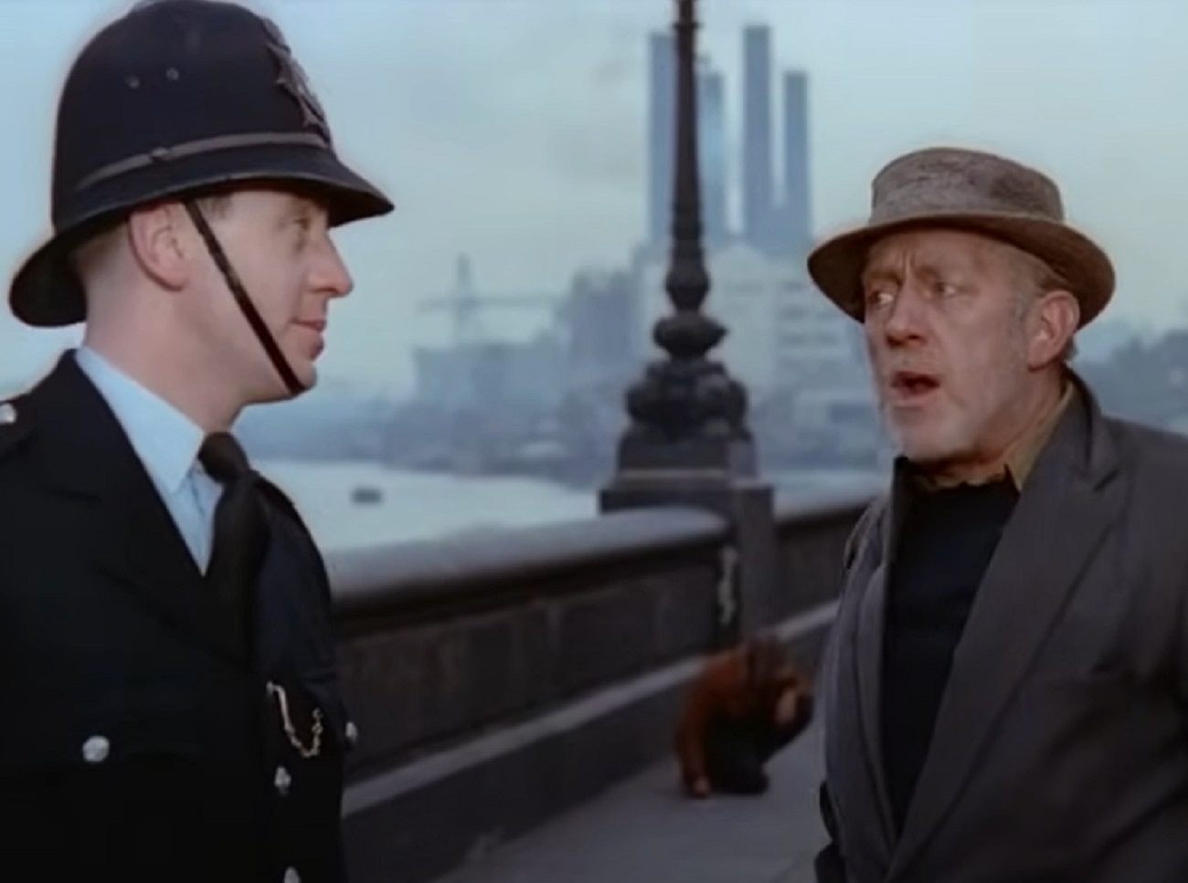 Screenshot of Alec Guinness talking with officer outside - from The Horse's Mouth (1958)