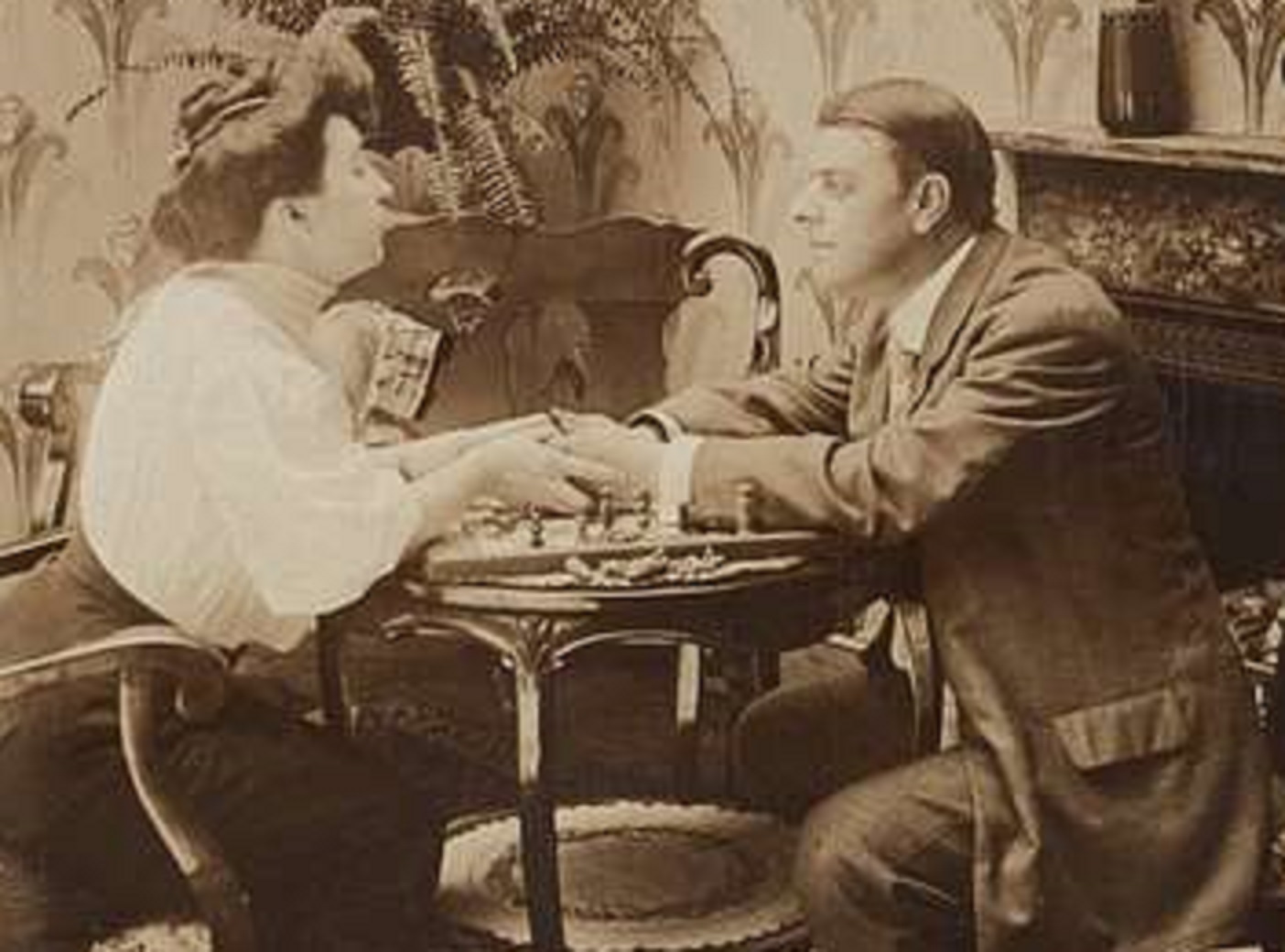 Couple holding hands - 1906