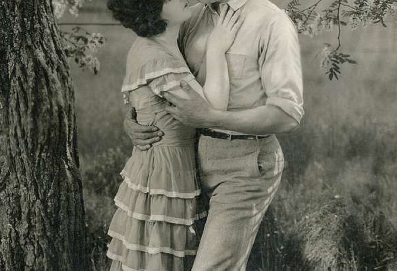 Couple dancing outside - 1692