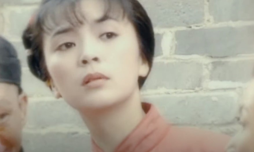 Chen Yulian in Sai Jin Hua in orange clothes