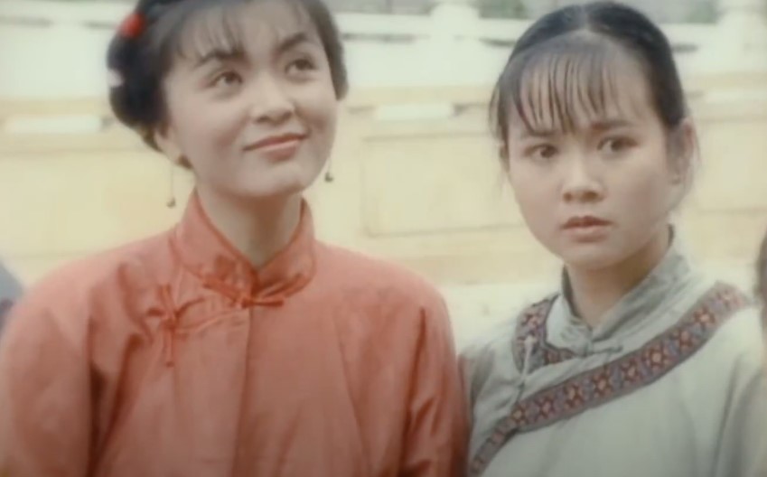 Chen Yulian in Sai Jin Hua in orange clothes