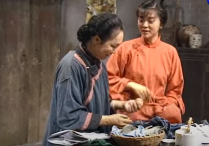 Chen Yulian in Sai Jin Hua in orange clothes