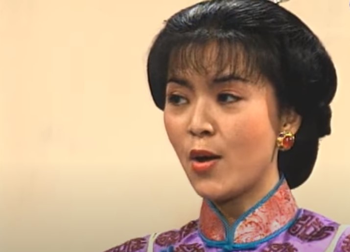 Chen Yulian in Sai Jin Hua in purple dress