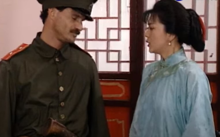 Chen Yulian in Sai Jin Hua in blue