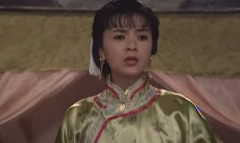 Chen Yulian in Sai Jin Hua in golden dress
