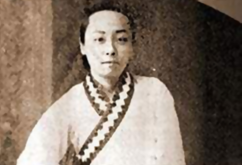 Sai Jinhua in white clothes