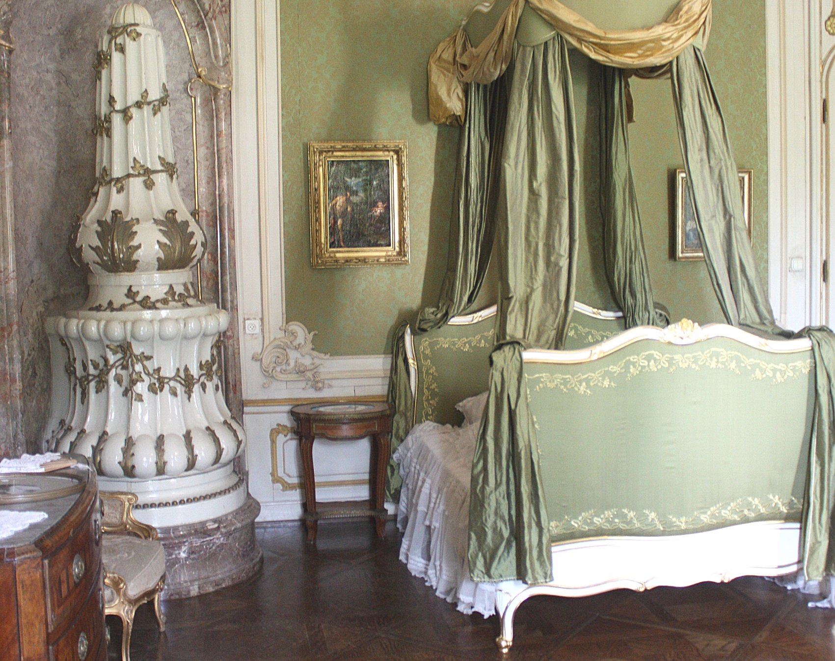Royal room from the 17th century with a luxurious bed