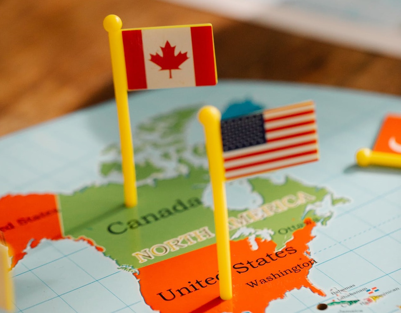 American and Canadian flag on the map.