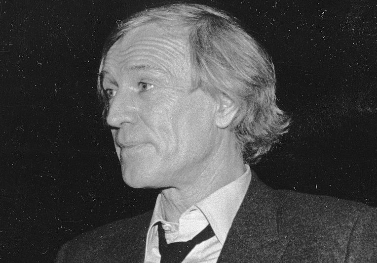 Grayscale Portrait Photo of Actor Richard Harris in 1985