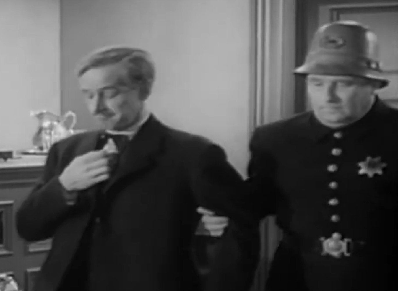 Screenshot of Black Bart (Arthur Space) next to police officer - from Stories of the Century (1954-55)