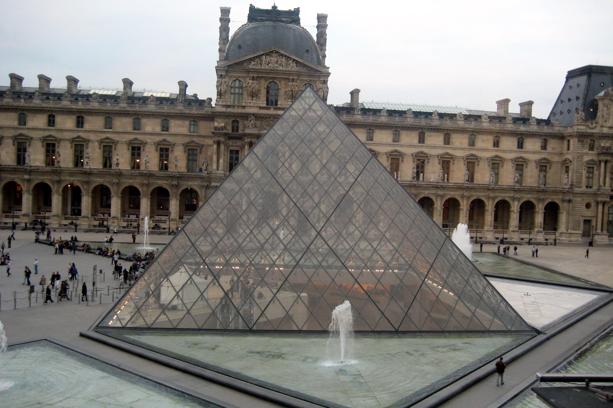 Paris - Musée du Louvre - La pyramide - 2007